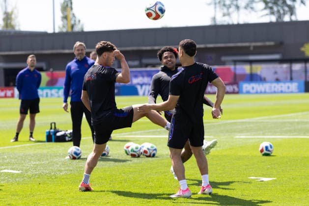 July 4, 2026, Seattle, Washington, USA: United States of America midfielder Sebastian Berhalter (14) United States of America midfielder Weston McKennie (8) and United States of America defender SergioÂ±o Dest (2) warms up in their final team practice before their game at the USA national team, Nationalteam Training which took place at University of Washington Soccer Stadium. Seattle USA - ZUMAl181 20260704_zsp_l181_091 Copyright: xMelissaxLevinx