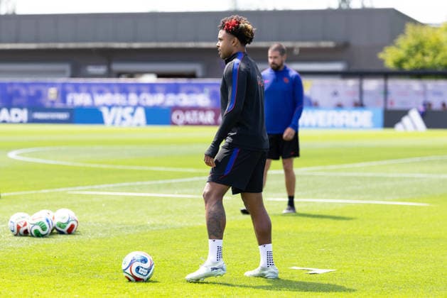 July 4, 2026, Seattle, Washington, USA: United States of America midfielder Weston McKennie (8) warms up in their final team practice before their game at the USA national team, Nationalteam Training which took place at University of Washington Soccer Stadium. Seattle USA - ZUMAl181 20260704_zsp_l181_089 Copyright: xMelissaxLevinx