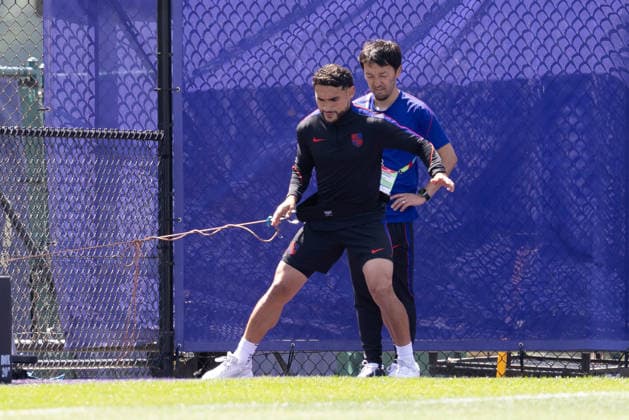 July 4, 2026, Seattle, Washington, USA: United States of America midfielder Cristian Roldan (15) warms up in their final team practice before the game at the USA national team, Nationalteam Training which took place at University of Washington Soccer Stadium. Seattle USA - ZUMAl181 20260704_zsp_l181_093 Copyright: xMelissaxLevinx