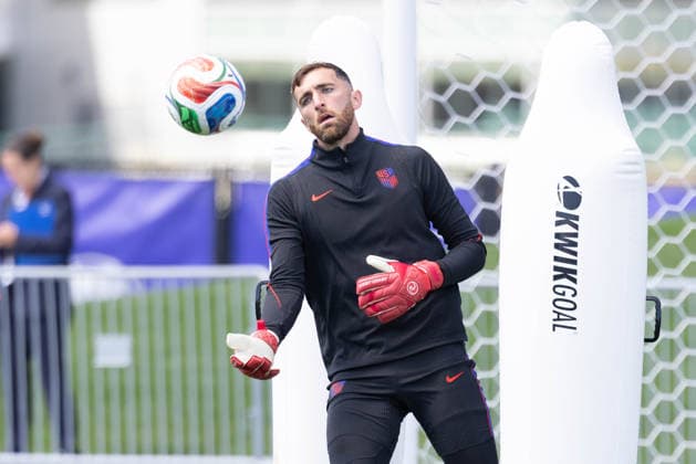 July 4, 2026, Seattle, Washington, USA: United States of America goalkeeper Matt Freese (24) warms up in their final team practice before their game at the USA national team, Nationalteam Training which took place at University of Washington Soccer Stadium. Seattle USA - ZUMAl181 20260704_zsp_l181_094 Copyright: xMelissaxLevinx