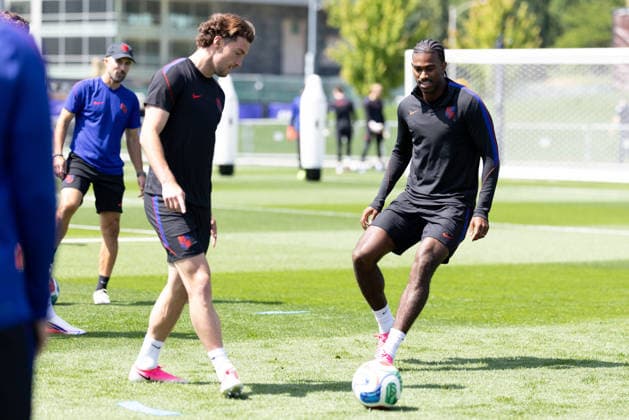 July 4, 2026, Seattle, Washington, USA: United States of America defender Joe Scally (23) and United States of America defender Miles Robinson (12) warm up in their final team practice before their game at the USA national team, Nationalteam Training which took place at University of Washington Soccer Stadium. Seattle USA - ZUMAl181 20260704_zsp_l181_102 Copyright: xMelissaxLevinx