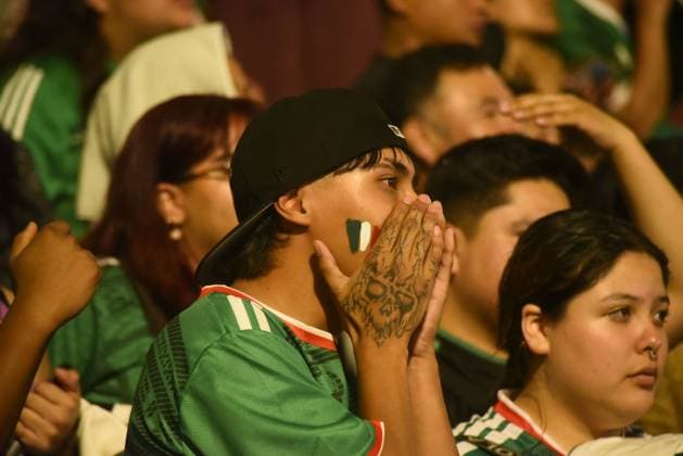 Mexican Fans React After World Cup Elimination by England XALAPA, VERACRUZ, MEXICO JULY 5, 2026: Mexican football fans gather at Plaza Lerdo in Xalapa, Veracruz, to watch the FIFA World Cup, WM, Weltmeisterschaft, Fussball 2026 Round of 16 match between Mexico and England on July 5, 2026. Supporters react with disappointment after Mexico s 3 2 defeat, which ended the team s World Cup campaign. Xalapa, Veracruz MX Copyright: x xRolandoxRamosx xJNAxPressx