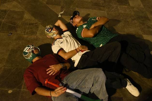 Mexican Fans React After World Cup Elimination by England XALAPA, VERACRUZ, MEXICO JULY 5, 2026: Disappointed Mexican football fans wearing traditional lucha libre masks lie on the ground at Plaza Lerdo in Xalapa, Veracruz, after Mexico™s 3-2 defeat to England in the FIFA World Cup, WM, Weltmeisterschaft, Fussball 2026 Round of 16, which ended Mexico™s campaign in the tournament. Xalapa, Veracruz MX Copyright: x xRolandoxRamosx xJNAxPressx