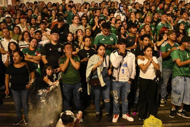 Mexican Fans React After World Cup Elimination by England XALAPA, VERACRUZ, MEXICO JULY 5, 2026: Mexican football fans gather at Plaza Lerdo in Xalapa, Veracruz, to watch the FIFA World Cup, WM, Weltmeisterschaft, Fussball 2026 Round of 16 match between Mexico and England on July 5, 2026. Supporters react with disappointment after Mexico s 3 2 defeat, which ended the team s World Cup campaign. Xalapa, Veracruz Mexico Copyright: x xRolandoxRamosx xJNAxPressx