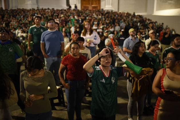 Mexican Fans React After World Cup Elimination by England XALAPA, VERACRUZ, MEXICO JULY 5, 2026: Mexican football fans gather at Plaza Lerdo in Xalapa, Veracruz, to watch the FIFA World Cup, WM, Weltmeisterschaft, Fussball 2026 Round of 16 match between Mexico and England on July 5, 2026. Supporters react with disappointment after Mexico s 3 2 defeat, which ended the team s World Cup campaign. Xalapa, Veracruz MX Copyright: x xRolandoxRamosx xJNAxPressx