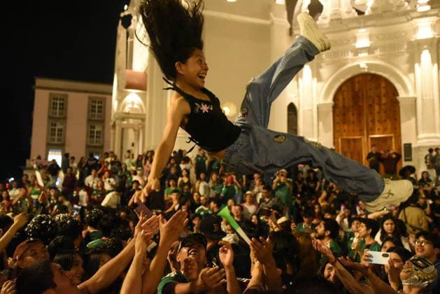 Mexican Fans React After World Cup Elimination by England XALAPA, VERACRUZ, MEXICO JULY 5, 2026: Mexican football fans toss a supporter into the air at Plaza Lerdo in Xalapa, Veracruz, as they celebrate Mexico™s World Cup run despite the team™s 3-2 defeat to England in the FIFA World Cup, WM, Weltmeisterschaft, Fussball 2026 Round of 16. Xalapa, Veracruz MX Copyright: x xRolandoxRamosx xJNAxPressx