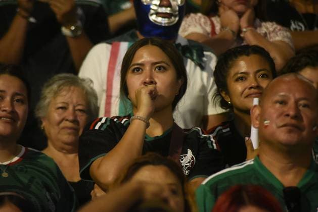 Mexican Fans React After World Cup Elimination by England XALAPA, VERACRUZ, MEXICO JULY 5, 2026: Mexican football fans gather at Plaza Lerdo in Xalapa, Veracruz, to watch the FIFA World Cup, WM, Weltmeisterschaft, Fussball 2026 Round of 16 match between Mexico and England on July 5, 2026. Supporters react with disappointment after Mexico s 3 2 defeat, which ended the team s World Cup campaign. Xalapa, Veracruz MX Copyright: x xRolandoxRamosx xJNAxPressx