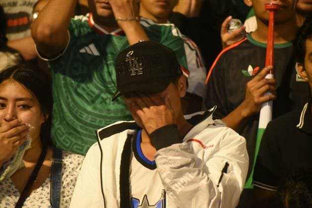 Mexican Fans React After World Cup Elimination by England XALAPA, VERACRUZ, MEXICO JULY 5, 2026: Mexican football fans gather at Plaza Lerdo in Xalapa, Veracruz, to watch the FIFA World Cup, WM, Weltmeisterschaft, Fussball 2026 Round of 16 match between Mexico and England on July 5, 2026. Supporters react with disappointment after Mexico s 3 2 defeat, which ended the team s World Cup campaign. Xalapa, Veracruz MX Copyright: x xRolandoxRamosx xJNAxPressx