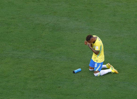 Football: 2026 World Cup Brazil s Neymar kneels in dejection following a 2-1 loss to Norway in a World Cup round of 16 football match at New York New Jersey Stadium in East Rutherford, New Jersey, on July 5, 2026.  A14AA0005621704P