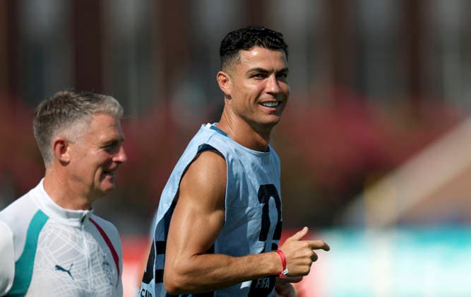 (260706) -- DALLAS, July 6, 2026 -- Cristiano Ronaldo (R) of Portugal attends a training session ahead of the round of 16 match between Portugal and Spain at the 2026 FIFA World Cup, WM, Weltmeisterschaft, Fussball in Dallas, the United States, on July 5, 2026. ) (SP)U.S.-DALLAS-FIFA WORLD CUP-TEAM PORTUGAL-TRAINING LixYing 