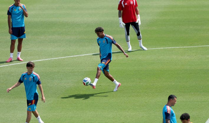 (260706) -- DALLAS, July 6, 2026 -- Lamine Yamal (C) of Spain attends a training session ahead of the round of 16 match between Portugal and Spain at the 2026 FIFA World Cup, WM, Weltmeisterschaft, Fussball in Dallas, the United States, on July 5, 2026. ) (SP)U.S.-DALLAS-FIFA WORLD CUP-TEAM SPAIN-TRAINING LixYing 