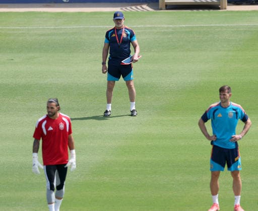 (260706) -- DALLAS, July 6, 2026 -- Luis de la Fuente (top), head coach of Spain, attends a training session ahead of the round of 16 match between Portugal and Spain at the 2026 FIFA World Cup, WM, Weltmeisterschaft, Fussball in Dallas, the United States, on July 5, 2026. ) (SP)U.S.-DALLAS-FIFA WORLD CUP-TEAM SPAIN-TRAINING LixYing 