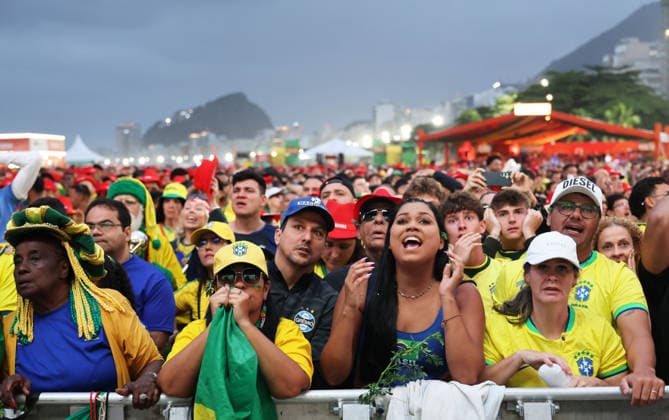 (260706) -- RIO DE JANEIRO, July 6, 2026 -- Brazilian football fans watch the live broadcast of the round of 16 match between Brazil and Norway at the 2026 FIFA World Cup, WM, Weltmeisterschaft, Fussball at the Copacabana Beach in Rio de Janeiro, Brazil, on July 5, 2026. ) (SP)BRAZIL-RIO DE JANEIRO-FOOTBALL-FIFA WORLD CUP-FANS JinxHaoyuan 