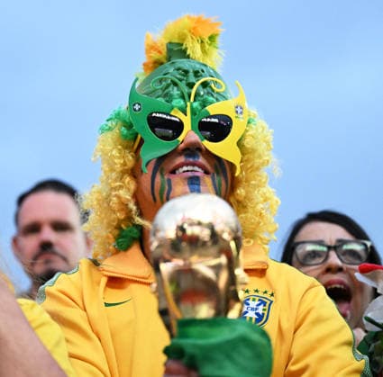 (260706) -- RIO DE JANEIRO, July 6, 2026 -- Brazilian football fans watch the live broadcast of the round of 16 match between Brazil and Norway at the 2026 FIFA World Cup, WM, Weltmeisterschaft, Fussball at the Copacabana Beach in Rio de Janeiro, Brazil, on July 5, 2026. ) (SP)BRAZIL-RIO DE JANEIRO-FOOTBALL-FIFA WORLD CUP-FANS JinxHaoyuan 