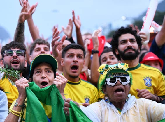 (260706) -- RIO DE JANEIRO, July 6, 2026 -- Brazilian football fans watch the live broadcast of the round of 16 match between Brazil and Norway at the 2026 FIFA World Cup, WM, Weltmeisterschaft, Fussball at the Copacabana Beach in Rio de Janeiro, Brazil, on July 5, 2026. ) (SP)BRAZIL-RIO DE JANEIRO-FOOTBALL-FIFA WORLD CUP-FANS JinxHaoyuan 