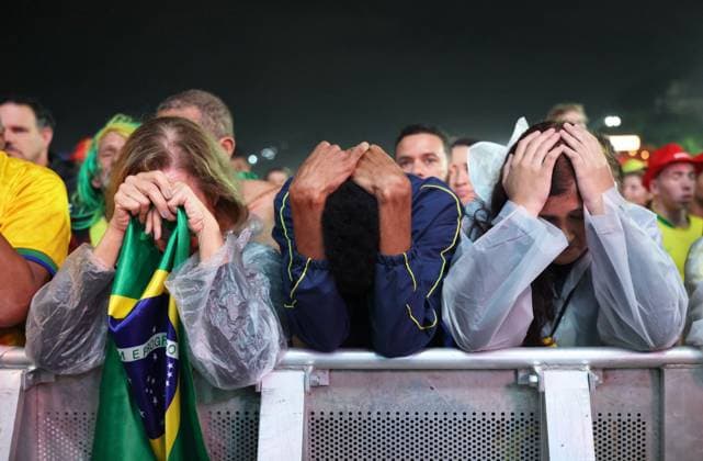 (260706) -- RIO DE JANEIRO, July 6, 2026 -- Brazilian football fans watch the live broadcast of the round of 16 match between Brazil and Norway at the 2026 FIFA World Cup, WM, Weltmeisterschaft, Fussball at the Copacabana Beach in Rio de Janeiro, Brazil, on July 5, 2026. ) (SP)BRAZIL-RIO DE JANEIRO-FOOTBALL-FIFA WORLD CUP-FANS JinxHaoyuan 