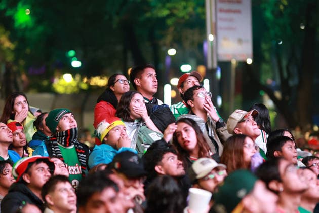 Crowds of Mexico fans gather in central Mexico City to watch Mexico face England MEXICO CITY, MEXICO - JULY 05: Mexican fans react as they watch the round of 16 match between Mexico and England on large screens, at Reforma Avenue, in Mexico City, Mexico on July 05, 2026. Daniel Cardenas Anadolu Mexico City Mexico. Editorial use only. Please get in touch for any other usage.  Copyright: x2026xAnadoluxDanielxCardenasx