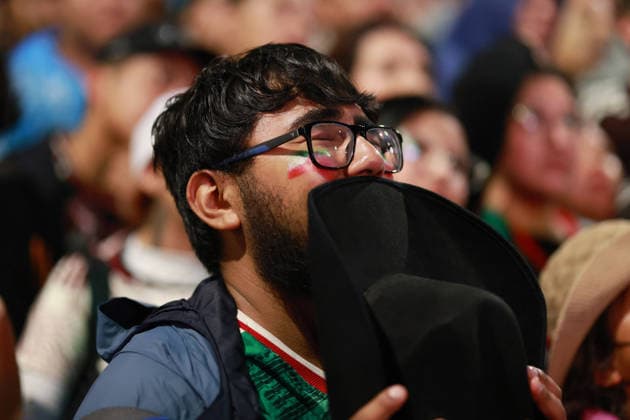 Crowds of Mexico fans gather in central Mexico City to watch Mexico face England MEXICO CITY, MEXICO - JULY 05: Mexican fans react as they watch the round of 16 match between Mexico and England on large screens, at Reforma Avenue, in Mexico City, Mexico on July 05, 2026. Daniel Cardenas Anadolu Mexico City Mexico. Editorial use only. Please get in touch for any other usage.  Copyright: x2026xAnadoluxDanielxCardenasx