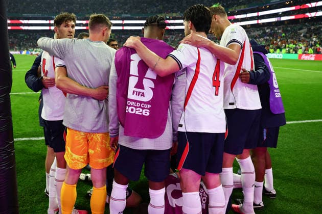 Jordan Henderson of England is surrounded by team mates after celebrating with England fans jumped the fence and broke his arm during the FIFA World Cup, WM, Weltmeisterschaft, Fussball 2026 last 16 match between Mexico and England at the Estadio Azteca, Mexico City, Mexico on 5 July 2026. Copyright: xPeterxDovganx 45230092