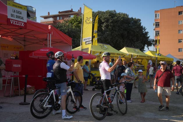 Tercera etapa del Tour de Francia 2026 Varios aficionados durante la tercera etapa del Tour de Francia 2026, a 6 de julio de 2026, en Granollers, Barcelona, Catalunya (Espana). La tercera etapa del Tour de Francia, que recorre 195 kilómetros, se celebra con un formato excepcional sin aficionados ni caravana publicitaria en la parte final por los incendios forestales que están sacudiendo la zona. 06 JULIO 2026 Granollers, Barcelona, Catalunya Granollers, Barcelona, Catalunya Espana *** Stage 3 of the 2026 Tour de France: Several fans during Stage 3 of the 2026 Tour de France on July 6, 2026, in Granollers, Barcelona, Catalonia, Spain. Stage 3 of the Tour de France, covering 195 kilometers, is being held under exceptional circumstances, with no fans or advertising caravan in the final stretch due to the wildfires ravaging the area. JULY 6, 2026 Granollers, Barcelona, Catalonia Granollers, Barcelona, Catalonia, Spain  Copyright: xDavidxZorrakinox 7648539