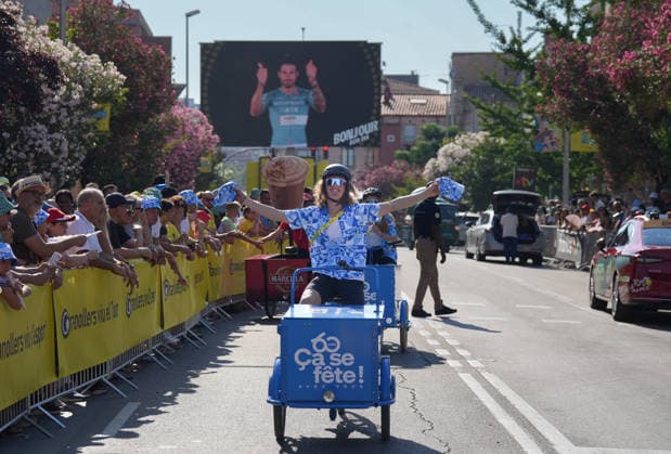 Tercera etapa del Tour de Francia 2026 Varios aficionados durante la tercera etapa del Tour de Francia 2026, a 6 de julio de 2026, en Granollers, Barcelona, Catalunya (Espana). La tercera etapa del Tour de Francia, que recorre 195 kilómetros, se celebra con un formato excepcional sin aficionados ni caravana publicitaria en la parte final por los incendios forestales que están sacudiendo la zona. 06 JULIO 2026 Granollers, Barcelona, Catalunya Granollers, Barcelona, Catalunya Espana *** Stage 3 of the 2026 Tour de France: Several fans during Stage 3 of the 2026 Tour de France on July 6, 2026, in Granollers, Barcelona, Catalonia, Spain. Stage 3 of the Tour de France, covering 195 kilometers, is being held under exceptional circumstances, with no fans or advertising caravan in the final stretch due to the wildfires ravaging the area. JULY 6, 2026 Granollers, Barcelona, Catalonia Granollers, Barcelona, Catalonia, Spain  Copyright: xDavidxZorrakinox 7648544
