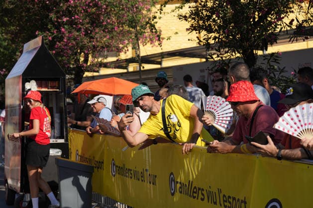 Tercera etapa del Tour de Francia 2026 Varios aficionados durante la tercera etapa del Tour de Francia 2026, a 6 de julio de 2026, en Granollers, Barcelona, Catalunya (Espana). La tercera etapa del Tour de Francia, que recorre 195 kilómetros, se celebra con un formato excepcional sin aficionados ni caravana publicitaria en la parte final por los incendios forestales que están sacudiendo la zona. 06 JULIO 2026 Granollers, Barcelona, Catalunya Granollers, Barcelona, Catalunya Espana *** Stage 3 of the 2026 Tour de France: Several fans during Stage 3 of the 2026 Tour de France on July 6, 2026, in Granollers, Barcelona, Catalonia, Spain. Stage 3 of the Tour de France, covering 195 kilometers, is being held under exceptional circumstances, with no fans or advertising caravan in the final stretch due to the wildfires ravaging the area. JULY 6, 2026 Granollers, Barcelona, Catalonia Granollers, Barcelona, Catalonia, Spain  Copyright: xDavidxZorrakinox 7648546