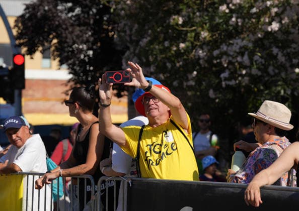 Tercera etapa del Tour de Francia 2026 Varios aficionados durante la tercera etapa del Tour de Francia 2026, a 6 de julio de 2026, en Granollers, Barcelona, Catalunya (Espana). La tercera etapa del Tour de Francia, que recorre 195 kilómetros, se celebra con un formato excepcional sin aficionados ni caravana publicitaria en la parte final por los incendios forestales que están sacudiendo la zona. 06 JULIO 2026 Granollers, Barcelona, Catalunya Granollers, Barcelona, Catalunya Espana *** Stage 3 of the 2026 Tour de France: Several fans during Stage 3 of the 2026 Tour de France on July 6, 2026, in Granollers, Barcelona, Catalonia, Spain. Stage 3 of the Tour de France, covering 195 kilometers, is being held under exceptional circumstances, with no fans or advertising caravan in the final stretch due to the wildfires ravaging the area. JULY 6, 2026 Granollers, Barcelona, Catalonia Granollers, Barcelona, Catalonia, Spain  Copyright: xDavidxZorrakinox 7648547