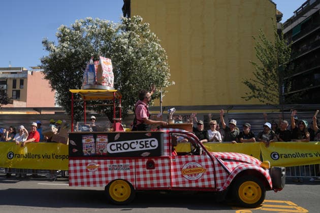 Tercera etapa del Tour de Francia 2026 Varios aficionados durante la tercera etapa del Tour de Francia 2026, a 6 de julio de 2026, en Granollers, Barcelona, Catalunya (Espana). La tercera etapa del Tour de Francia, que recorre 195 kilómetros, se celebra con un formato excepcional sin aficionados ni caravana publicitaria en la parte final por los incendios forestales que están sacudiendo la zona. 06 JULIO 2026 Granollers, Barcelona, Catalunya Granollers, Barcelona, Catalunya Espana *** Stage 3 of the 2026 Tour de France: Several fans during Stage 3 of the 2026 Tour de France on July 6, 2026, in Granollers, Barcelona, Catalonia, Spain. Stage 3 of the Tour de France, covering 195 kilometers, is being held under exceptional circumstances, with no fans or advertising caravan in the final stretch due to the wildfires ravaging the area. JULY 6, 2026 Granollers, Barcelona, Catalonia Granollers, Barcelona, Catalonia, Spain  Copyright: xDavidxZorrakinox 7648552