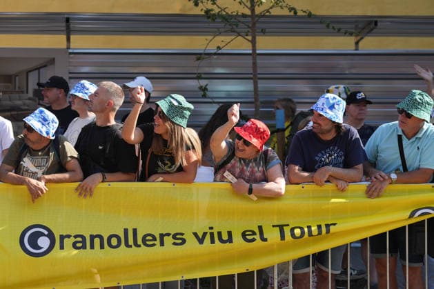 Tercera etapa del Tour de Francia 2026 Varios aficionados durante la tercera etapa del Tour de Francia 2026, a 6 de julio de 2026, en Granollers, Barcelona, Catalunya (Espana). La tercera etapa del Tour de Francia, que recorre 195 kilómetros, se celebra con un formato excepcional sin aficionados ni caravana publicitaria en la parte final por los incendios forestales que están sacudiendo la zona. 06 JULIO 2026 Granollers, Barcelona, Catalunya Granollers, Barcelona, Catalunya Espana *** Stage 3 of the 2026 Tour de France: Several fans during Stage 3 of the 2026 Tour de France on July 6, 2026, in Granollers, Barcelona, Catalonia, Spain. Stage 3 of the Tour de France, covering 195 kilometers, is being held under exceptional circumstances, with no fans or advertising caravan in the final stretch due to the wildfires ravaging the area. JULY 6, 2026 Granollers, Barcelona, Catalonia Granollers, Barcelona, Catalonia, Spain  Copyright: xDavidxZorrakinox 7648555