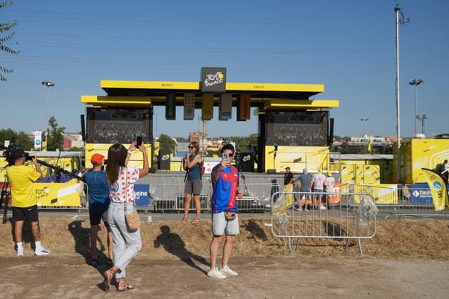 Tercera etapa del Tour de Francia 2026 Varios aficionados durante la tercera etapa del Tour de Francia 2026, a 6 de julio de 2026, en Granollers, Barcelona, Catalunya (Espana). La tercera etapa del Tour de Francia, que recorre 195 kilómetros, se celebra con un formato excepcional sin aficionados ni caravana publicitaria en la parte final por los incendios forestales que están sacudiendo la zona. 06 JULIO 2026 Granollers, Barcelona, Catalunya Granollers, Barcelona, Catalunya Espana *** Stage 3 of the 2026 Tour de France: Several fans during Stage 3 of the 2026 Tour de France on July 6, 2026, in Granollers, Barcelona, Catalonia, Spain. Stage 3 of the Tour de France, covering 195 kilometers, is being held under exceptional circumstances, with no fans or advertising caravan in the final stretch due to the wildfires ravaging the area. JULY 6, 2026 Granollers, Barcelona, Catalonia Granollers, Barcelona, Catalonia, Spain  Copyright: xDavidxZorrakinox 7648540