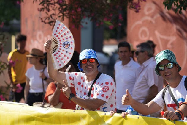 Tercera etapa del Tour de Francia 2026 Varios aficionados durante la tercera etapa del Tour de Francia 2026, a 6 de julio de 2026, en Granollers, Barcelona, Catalunya (Espana). La tercera etapa del Tour de Francia, que recorre 195 kilómetros, se celebra con un formato excepcional sin aficionados ni caravana publicitaria en la parte final por los incendios forestales que están sacudiendo la zona. 06 JULIO 2026 Granollers, Barcelona, Catalunya Granollers, Barcelona, Catalunya Espana *** Stage 3 of the 2026 Tour de France: Several fans during Stage 3 of the 2026 Tour de France on July 6, 2026, in Granollers, Barcelona, Catalonia, Spain. Stage 3 of the Tour de France, covering 195 kilometers, is being held under exceptional circumstances, with no fans or advertising caravan in the final stretch due to the wildfires ravaging the area. JULY 6, 2026 Granollers, Barcelona, Catalonia Granollers, Barcelona, Catalonia, Spain  Copyright: xDavidxZorrakinox 7648543