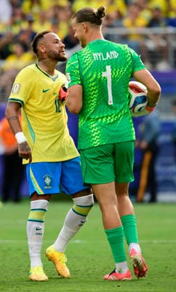 EAST RUTHERFORD, NEW JERSEY - JULY 5: Neymar of Brazil confronts Norway goalkeeper orjan Nyland after scoring his teams first goal during the FIFA World Cup, WM, Weltmeisterschaft, Fussball 2026 Round Of 16 match between Brazil and Norway at New York New Jersey Stadium on July 5, 2026 in East Rutherford, New Jersey.  Copyright: xMBxMediax