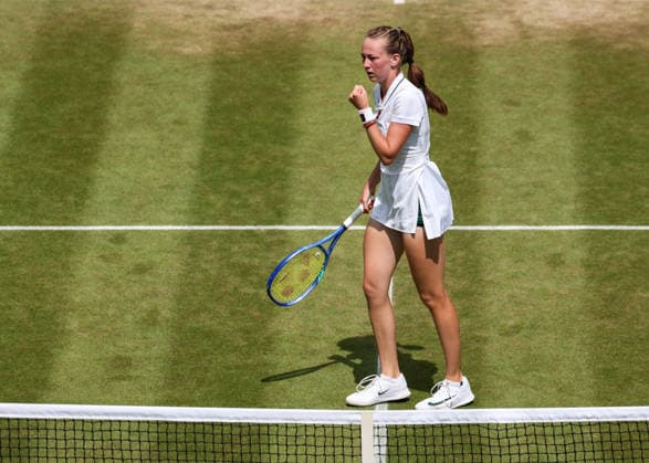 Mika Stojsavljevic (GBR) macht die Faust und jubelt, Jubel,Emotion, Maedchen Einzel, Girls Singles Tennis - Wimbledon 2026 - Grand Slam ITF ATP, Tennis Herren WTA, Tennis Damen - AELTC - London - - Great Britain - 6 July 2026. *** Mika Stojsavljevic (GBR) pumps her fist and celebrates; celebration, emotion, Girls Singles, Girls Singles Tennis, Wimbledon 2026, Grand Slam, ITF, ATP, WTA, AELTC, London, Great Britain, July 6, 2026 Copyright: xJuergenxHasenkopfx