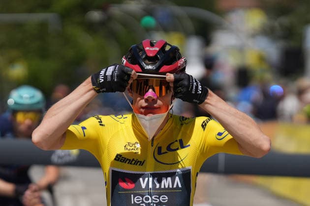 Tercera etapa del Tour de Francia 2026 El ciclista Jonas Vingegaard durante la tercera etapa del Tour de Francia 2026, a 6 de julio de 2026, en Granollers, Barcelona, Catalunya (Espana). La tercera etapa del Tour de Francia, que recorre 195 kilómetros, se celebra con un formato excepcional sin aficionados ni caravana publicitaria en la parte final por los incendios forestales que están sacudiendo la zona. 06 JULIO 2026 Granollers, Barcelona, Catalunya Granollers, Barcelona, Catalunya Espana *** Stage 3 of the 2026 Tour de France Cyclist Jonas Vingegaard during Stage 3 of the 2026 Tour de France, on July 6, 2026, in Granollers, Barcelona, Catalonia, Spain. Stage 3 of the Tour de France, covering 195 kilometers, is being held under exceptional circumstances, with no spectators or advertising caravan in the final stretch due to the wildfires ravaging the area. JULY 6, 2026 Granollers, Barcelona, Catalonia Granollers, Barcelona, Catalonia, Spain  Copyright: xDavidxZorrakinox 7649006