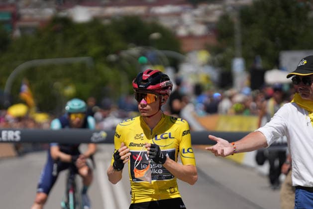 Tercera etapa del Tour de Francia 2026 El ciclista Jonas Vingegaard durante la tercera etapa del Tour de Francia 2026, a 6 de julio de 2026, en Granollers, Barcelona, Catalunya (Espana). La tercera etapa del Tour de Francia, que recorre 195 kilómetros, se celebra con un formato excepcional sin aficionados ni caravana publicitaria en la parte final por los incendios forestales que están sacudiendo la zona. 06 JULIO 2026 Granollers, Barcelona, Catalunya Granollers, Barcelona, Catalunya Espana *** Stage 3 of the 2026 Tour de France Cyclist Jonas Vingegaard during Stage 3 of the 2026 Tour de France, on July 6, 2026, in Granollers, Barcelona, Catalonia, Spain. Stage 3 of the Tour de France, covering 195 kilometers, is being held under exceptional circumstances, with no spectators or advertising caravan in the final stretch due to the wildfires ravaging the area. JULY 6, 2026 Granollers, Barcelona, Catalonia Granollers, Barcelona, Catalonia, Spain  Copyright: xDavidxZorrakinox 7649009