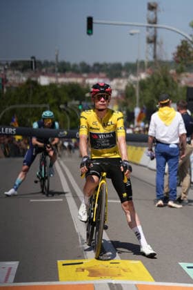 Tercera etapa del Tour de Francia 2026 El ciclista Jonas Vingegaard durante la tercera etapa del Tour de Francia 2026, a 6 de julio de 2026, en Granollers, Barcelona, Catalunya (Espana). La tercera etapa del Tour de Francia, que recorre 195 kilómetros, se celebra con un formato excepcional sin aficionados ni caravana publicitaria en la parte final por los incendios forestales que están sacudiendo la zona. 06 JULIO 2026 Granollers, Barcelona, Catalunya Granollers, Barcelona, Catalunya Espana *** Stage 3 of the 2026 Tour de France Cyclist Jonas Vingegaard during Stage 3 of the 2026 Tour de France, on July 6, 2026, in Granollers, Barcelona, Catalonia, Spain. Stage 3 of the Tour de France, covering 195 kilometers, is being held under exceptional circumstances, with no spectators or advertising caravan in the final stretch due to the wildfires ravaging the area. JULY 6, 2026 Granollers, Barcelona, Catalonia Granollers, Barcelona, Catalonia, Spain  Copyright: xDavidxZorrakinox 7649010