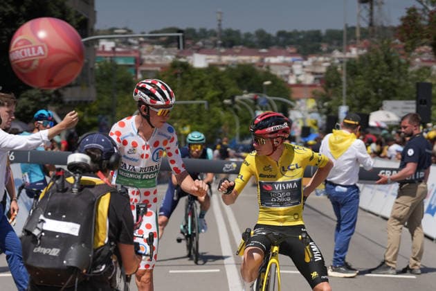 Tercera etapa del Tour de Francia 2026 (i-d) Los ciclistas Alex Molenaar y Jonas Vingegaard durante la tercera etapa del Tour de Francia 2026, a 6 de julio de 2026, en Granollers, Barcelona, Catalunya (Espana). La tercera etapa del Tour de Francia, que recorre 195 kilómetros, se celebra con un formato excepcional sin aficionados ni caravana publicitaria en la parte final por los incendios forestales que están sacudiendo la zona. 06 JULIO 2026 Granollers, Barcelona, Catalunya Granollers, Barcelona, Catalunya Espana *** Stage 3 of the 2026 Tour de France: Cyclists Alex Molenaar and Jonas Vingegaard during Stage 3 of the 2026 Tour de France, on July 6, 2026, in Granollers, Barcelona, Catalonia, Spain. The third stage of the Tour de France, covering 195 kilometers, is being held under exceptional circumstances, with no spectators or advertising caravan in the final stretch due to the wildfires ravaging the area. JULY 6, 2026 Granollers, Barcelona, Catalonia Granollers, Barcelona, Catalonia, Spain  Copyright: xDavidxZorrakinox 7649028