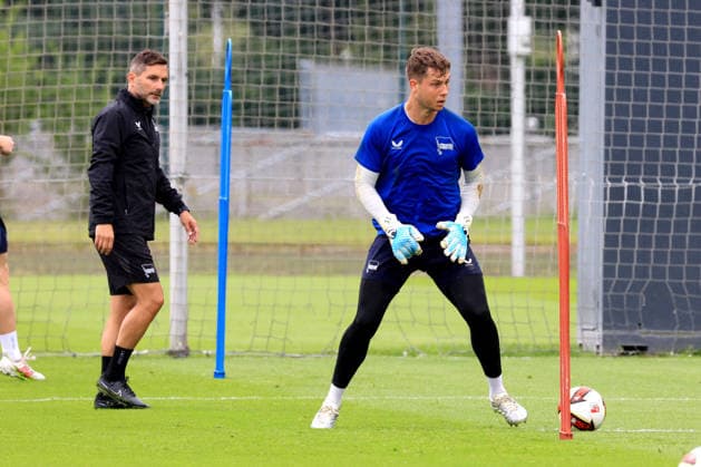 DEU, DFL, 2. FBL Hertha BSC, Training, 06.07.2026, Sportforum, Berlin, DEU, DFL, 2. FBL Hertha BSC, Training, Tjark Ernst (Hertha BSC Berlin 1), Cheftrainer Stefan Leitl (Hertha BSC Berlin) DFL - regulations prohibit any use of Photographs as image sequences and or quasi-video *** GER, DFL, 2nd Bundesliga Hertha BSC, Training, July 6, 2026, Sportforum, Berlin, GER, DFL, 2nd Bundesliga Hertha BSC, Training, Tjark Ernst Hertha BSC Berlin 1, Head Coach Stefan Leitl Hertha BSC Berlin DFL regulations prohibit any use of photographs as image sequences and or quasi-video nordphotoxGmbHx xEngler nph00076