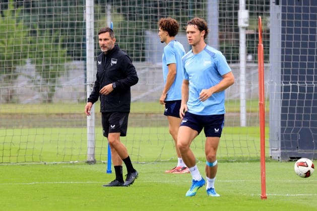 DEU, DFL, 2. FBL Hertha BSC, Training, 06.07.2026, Sportforum, Berlin, DEU, DFL, 2. FBL Hertha BSC, Training, Linus Gechter (Hertha BSC Berlin 44), Cheftrainer Stefan Leitl (Hertha BSC Berlin) DFL - regulations prohibit any use of Photographs as image sequences and or quasi-video *** GER, DFL, 2nd Bundesliga Hertha BSC, Training, July 6, 2026, Sportforum, Berlin, GER, DFL, 2nd Bundesliga Hertha BSC, Training, Linus Gechter (Hertha BSC Berlin 44), Head Coach Stefan Leitl Hertha BSC Berlin. DFL regulations prohibit any use of photographs as image sequences and or quasi-video. nordphotoxGmbHx xEngler nph00076