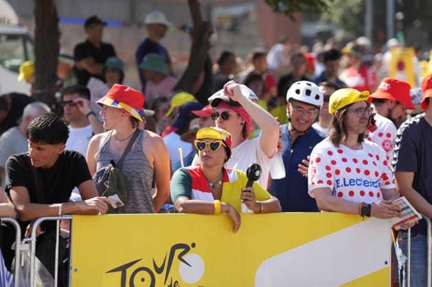 Tercera etapa del Tour de Francia 2026 Varios aficionados durante la tercera etapa del Tour de Francia 2026, a 6 de julio de 2026, en Granollers, Barcelona, Catalunya (Espana). La tercera etapa del Tour de Francia, que recorre 195 kilómetros, se celebra con un formato excepcional sin aficionados ni caravana publicitaria en la parte final por los incendios forestales que están sacudiendo la zona. 06 JULIO 2026 Granollers, Barcelona, Catalunya Granollers, Barcelona, Catalunya Espana *** Stage 3 of the 2026 Tour de France: Several fans during Stage 3 of the 2026 Tour de France on July 6, 2026, in Granollers, Barcelona, Catalonia, Spain. Stage 3 of the Tour de France, covering 195 kilometers, is being held under exceptional circumstances, with no fans or advertising caravan in the final stretch due to the wildfires ravaging the area. JULY 6, 2026 Granollers, Barcelona, Catalonia Granollers, Barcelona, Catalonia, Spain  Copyright: xDavidxZorrakinox 7649326