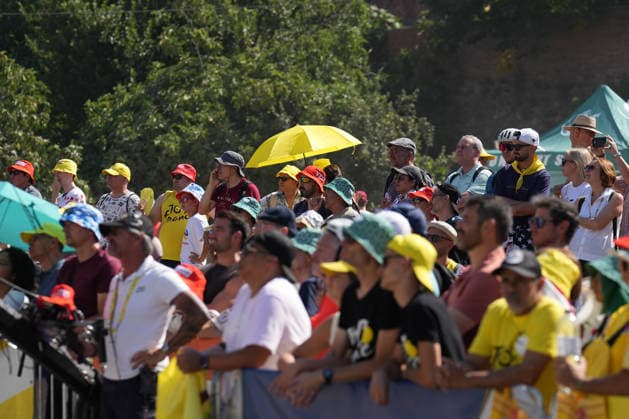 Tercera etapa del Tour de Francia 2026 Varios aficionados durante la tercera etapa del Tour de Francia 2026, a 6 de julio de 2026, en Granollers, Barcelona, Catalunya (Espana). La tercera etapa del Tour de Francia, que recorre 195 kilómetros, se celebra con un formato excepcional sin aficionados ni caravana publicitaria en la parte final por los incendios forestales que están sacudiendo la zona. 06 JULIO 2026 Granollers, Barcelona, Catalunya Granollers, Barcelona, Catalunya Espana *** Stage 3 of the 2026 Tour de France: Several fans during Stage 3 of the 2026 Tour de France on July 6, 2026, in Granollers, Barcelona, Catalonia, Spain. Stage 3 of the Tour de France, covering 195 kilometers, is being held under exceptional circumstances, with no fans or advertising caravan in the final stretch due to the wildfires ravaging the area. JULY 6, 2026 Granollers, Barcelona, Catalonia Granollers, Barcelona, Catalonia, Spain  Copyright: xDavidxZorrakinox 7649329