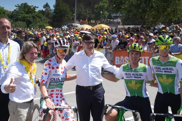 Tercera etapa del Tour de Francia 2026 El president de la Generalitat, Salvador Illa (c), junto a los ciclistas de Caja Rural-Seguros RGA durante la tercera etapa del Tour de Francia 2026, a 6 de julio de 2026, en Granollers, Barcelona, Catalunya (Espana). La tercera etapa del Tour de Francia, que recorre 195 kilómetros, se celebra con un formato excepcional sin aficionados ni caravana publicitaria en la parte final por los incendios forestales que están sacudiendo la zona. 06 JULIO 2026 Granollers, Barcelona, Catalunya Granollers, Barcelona, Catalunya Espana *** Stage 3 of the 2026 Tour de France: Salvador Illa, President of the Generalitat, alongside the cyclists of Caja Rural Seguros RGA during Stage 3 of the 2026 Tour de France, on July 6, 2026, in Granollers, Barcelona, Catalonia, Spain. The third stage of the Tour de France, covering 195 kilometers, is being held under exceptional circumstances—without spectators or a promotional motorcade in the final stretch—due to the wildfires ravaging the area. JULY 6, 2026 Granollers, Barcelona, Catalonia Granollers, Barcelona, Catalonia, Spain  Copyright: xDavidxZorrakinox 7649337