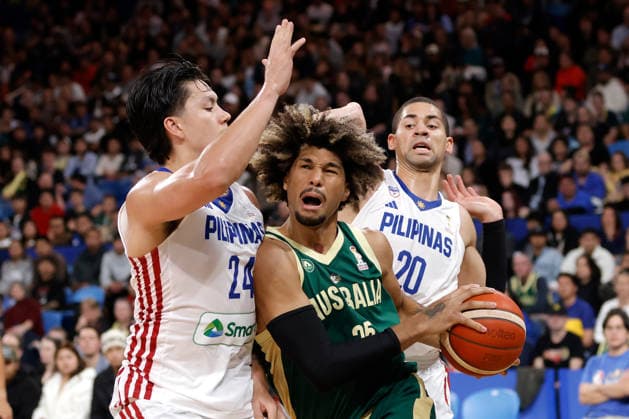 BASKETBALL AUSTRALIA PHILIPPINES, Keanu Pinder of the Australian Boomers drives past Dwight Ramos of the Philippines during the World Cup qualifier basketball match between Australia and the Philippines at RAC Arena in Perth, Monday, July 6, 2026. ( NO ARCHIVING, EDITORIAL USE ONLY PERTH WESTERN AUSTRALIA AUSTRALIA  Copyright: xRICHARDxWAINWRIGHTx 20260706123881758513