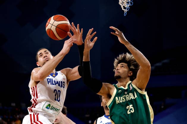 BASKETBALL AUSTRALIA PHILIPPINES, Keanu Pinder of the Australian Boomers and Mike Phillips of the Philippines compete for the ball during the World Cup qualifier basketball match between Australia and the Philippines at RAC Arena in Perth, Monday, July 6, 2026. ( NO ARCHIVING, EDITORIAL USE ONLY PERTH WESTERN AUSTRALIA AUSTRALIA  Copyright: xRICHARDxWAINWRIGHTx 20260706154435237806