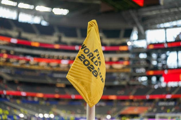 USA: Fussball FIFA World Cup, WM, Weltmeisterschaft, Fussball 2026, Achtelfinale - Spanien vs Portugal - AT&T Stadium (Dallas Stadium) in Arlington: Eckfahne mit FIFA-World-Cup-2026-Branding am Spielfeldrand vor dem Achtelfinalspiel Spanien Portugal bei der FIFA Fußball-WM 2026. Detailaufnahme, Eckfahne, FIFA World Cup 2026, Spielfeld, Stadion, Fußball, Weltmeisterschaft, Sportstätte, Innenansicht, Branding, Turnierlogo, Rasen, Spielvorbereitung, Atmosphäre, Medien, Symbolbild. *** USA Soccer FIFA World Cup 2026, Round of 16: Spain vs. Portugal at AT&T Stadium in Dallas, Arlington; corner flag with FIFA World Cup 2026 branding on the sideline before the Round of 16 match between Spain and Portugal at the 2026 FIFA World Cup; close-up shot, corner flag, 2026 FIFA World Cup, playing field, stadium, soccer, World Cup, sports venue, interior view, branding, tournament logo, turf, pre-game preparations, atmosphere, media, symbolic image Copyright: xJOERANxSTEINSIEKx