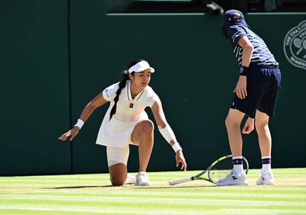 The Championships Wimbledon 2026 The Championships Wimbledon 2026 Day 8 07 07 2026 Alexandra Eala (PHI) slips and loses her racket during fourth round match in three sets Photo:- Roger Parker International Sports Fotos Ltd London UK Copyright: xx