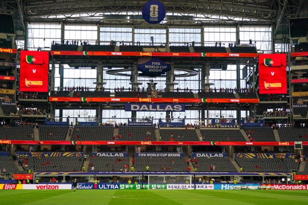 USA: Fussball FIFA World Cup, WM, Weltmeisterschaft, Fussball 2026, Achtelfinale - Spanien vs Portugal - AT&T Stadium (Dallas Stadium) in Arlington: Sportstätte, Totale, Innenansicht des AT&T Stadium in Dallas vor dem Achtelfinalspiel Spanien Portugal bei der FIFA Fußball-WM 2026. Stadionanzeige mit den Nationalflaggen beider Mannschaften und FIFA-World-Cup-2026-Branding, Spielfeld, Tor, Zuschauer, Tribünen, Werbebanden mit Lay™s, Verizon, Michelob Ultra, Bank of America, McDonald™s, Sponsoren, Fußball, Weltmeisterschaft, Spielvorbereitung. *** USA Soccer FIFA World Cup 2026, Round of 16: Spain vs. Portugal at AT&T Stadium in Dallas, Arlington, Wide shot, interior view of AT&T Stadium in Dallas before the Round of 16 match between Spain and Portugal at the 2026 FIFA World Cup; stadium display featuring the national flags of both teams and 2026 FIFA World Cup branding; playing field; goal; spectators; stands, advertising banners featuring Lay’s, Verizon, Michelob Ultra, Bank of America, McDonald’s, sponsors, soccer, World Cup, pre-game preparations Copyright: xJOERANxSTEINSIEKx