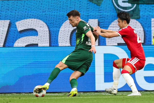 Dzenan Pejcinovic (VfL Wolfsburg,17) gegen Hiroki Ito (FC Bayern München,21) - 1. Fussball Bundesliga Saison 2025-2026 Punktspiel VfL Wolfsburg vs. FC Bayern München in der Volkswagen Arena in Wolfsburg - Aktion,Fussball,Deutschland,Mann,Männer,09.05.2026 *** Dzenan Pejcinovic (VfL Wolfsburg, 17) vs. Hiroki Ito (FC Bayern Munich, 21) – 1 Bundesliga 2025–2026 Season League Match: VfL Wolfsburg vs. FC Bayern Munich at the Volkswagen Arena in Wolfsburg – Action, Soccer, Germany, Man,Men, May 9, 2026