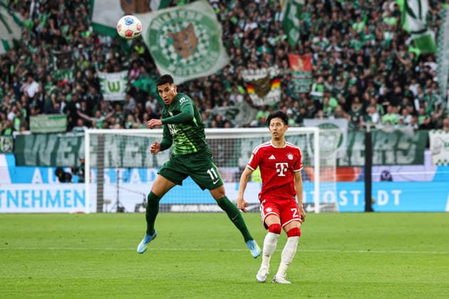 Adam Daghim (VfL Wolfsburg,11) gegen Hiroki Ito (FC Bayern München,21) - 1. Fussball Bundesliga Saison 2025-2026 Punktspiel VfL Wolfsburg vs. FC Bayern München in der Volkswagen Arena in Wolfsburg - Aktion,Fussball,Deutschland,Mann,Männer,09.05.2026 *** Adam Daghim (VfL Wolfsburg), 11, vs. Hiroki Ito (FC Bayern Munich), 21. 1. 2025–2026 Bundesliga season league match between VfL Wolfsburg and FC Bayern Munich at the Volkswagen Arena in Wolfsburg. Action, soccer, Germany, man,Men, May 9, 2026