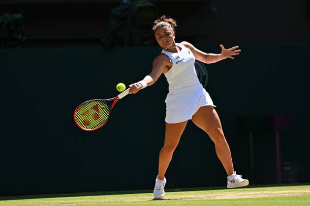 Wimbledon 2026 - Jasmine Paolini v Alexandra Eala - London Jasmine Paolini (ITA) during her fourth round match at the 2026 Wimbledon Championships at the AELTC in London, England, UK on July 6, 2026. Photo by Corinne Dubreuil ABACAPRESS.COM London England United Kingdom  Copyright: xDubreuilxCorinne ABACAx